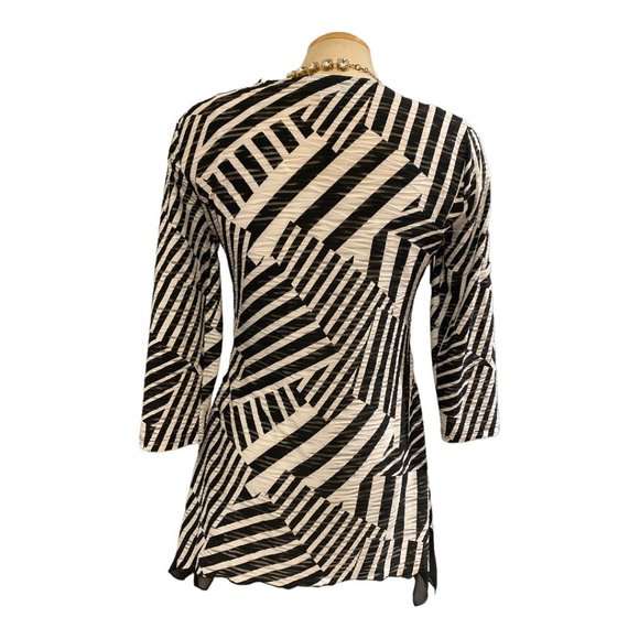 LANA SPORT Petite🇨🇦 Top Sz Medium Black & White Urban Geo Stripes 3/4 Sleeves - Picture 7 of 8